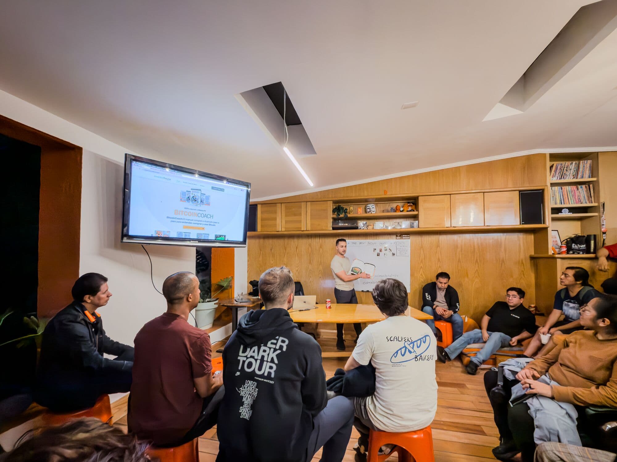 BitDevs CDMX en el salón principal de madera, sillas en círculo
