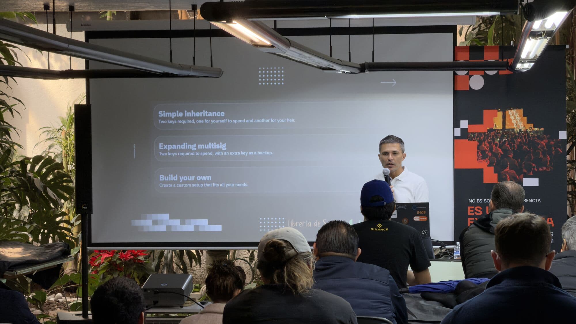 Una charla sobre multisig y herencia, con proyector y plantas