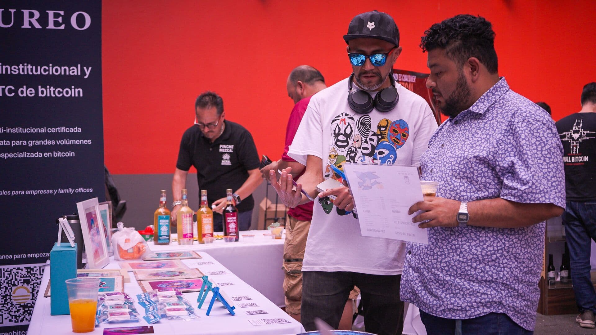 Vendedores y visitantes en el tianguis Bitcoin